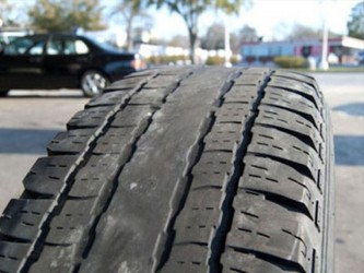 Nguyên nhân nào khiến cho lốp xe ô tô bị mòn không đều?