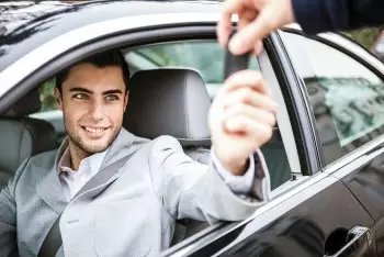Tài chính 800 triệu nên mua xe ô tô phổ thông mới hay xe sang cũ?