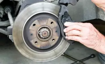 Tại sao má phanh trước ô tô bị mòn nhanh hơn má phanh sau? Lí do bạn cần biết