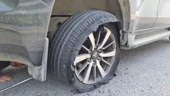 Cách xử lý khi xe ô tô bị nổ lốp và kinh nghiệm để phòng tránh