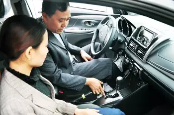 Nếu bạn đang lái xe ô tô số tự động thì hãy bỏ ngay những thói quen này