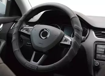 Có nên bọc vô lăng không? Nên chọn bọc vô lăng ô tô nào tốt?