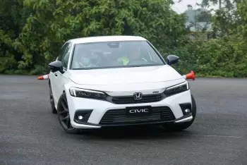 Nên mua Honda Civic 2022 mới hay Mercedes C200 2019 với tầm giá 900tr