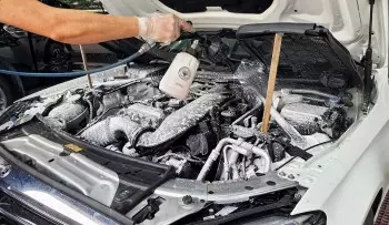 Có nên rửa khoang máy ô tô không? Cảnh báo sai lầm thường gặp