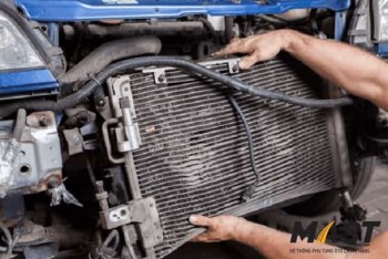 Giàn nóng điều hòa ô tô là gì? Bao lâu cần vệ sinh, thay thế?