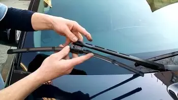 Khi nào nên thay cần gạt mưa? 6 dấu hiệu cảnh báo!