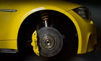 So sánh phanh đĩa gốm carbon và phanh thép: Có đáng để nâng cấp?