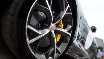 Vô lăng rung lắc dữ dội ở tốc độ 80km/h: Lỗi do mâm xe cong vênh hay lốp chửa?
