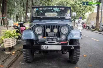 Cận cảnh Jeep CJ-5 độc đáo lăn bánh trên đường phố TP.HCM