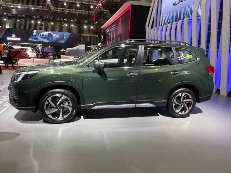 gia xe lan banh cua subaru forester la bao nhieu