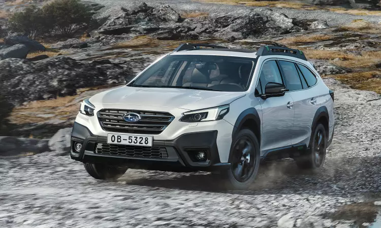 vay nen mua xe subaru cu hay mua moi