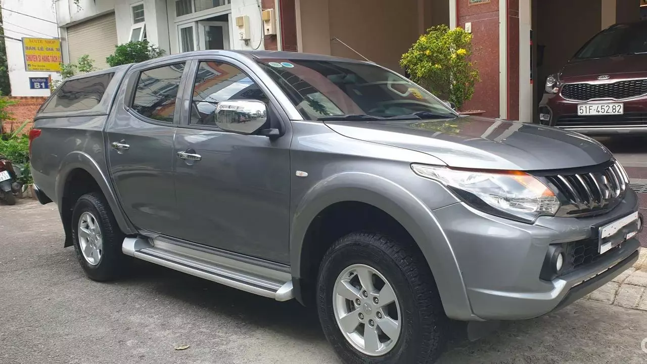 nen mua mitsubishi triton 2018 cu hay khong