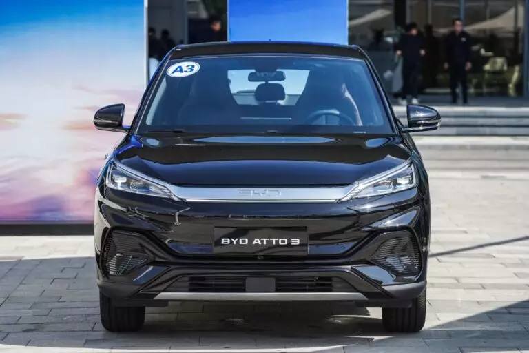 Đầu xe c&oacute; thiết kế nổi bật với mặt ca lăng k&iacute;n đồng m&agrave;u