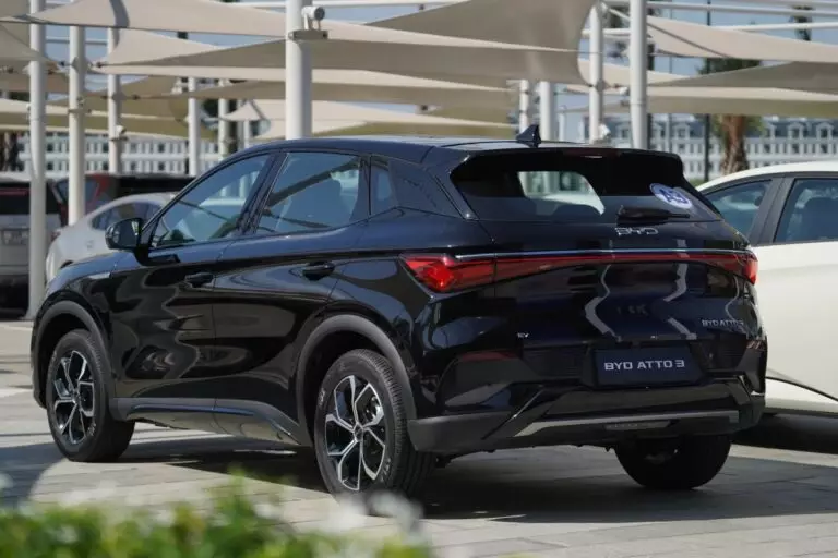 Đu&ocirc;i xe &ocirc; t&ocirc; điện BYD Atto 3 được thiết kế sang trọng với cụm đ&egrave;n hậu k&eacute;o d&agrave;i