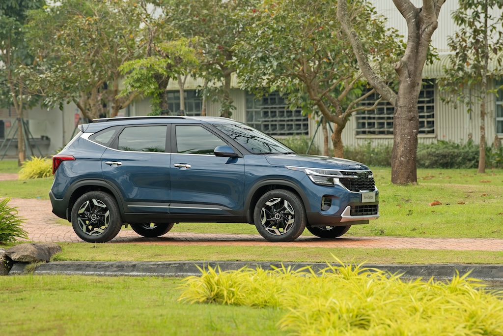 So sánh Kia Seltos 1.5 Turbo GT-Line và Toyota Corolla Cross 1.8V: SUV nào đáng mua hơn?