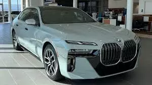 Công nghệ BMW Theater Screen là gì? Có thực sự biến chiếc xe thành rạp chiếu phim di động?