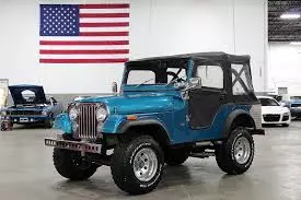 Cận cảnh Jeep CJ-5 độc đáo lăn bánh trên đường phố TP.HCM