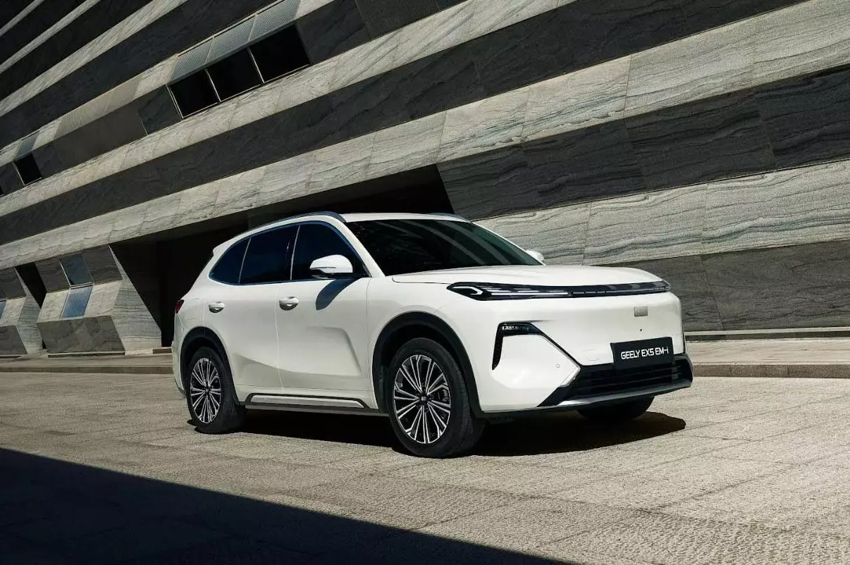 Top 3 xe điện 5 chỗ đáng mua cho gia đình trong tầm giá 800 triệu đồng: VinFast VF 7 Eco, MG4 EV DEL hay Geely EX5?