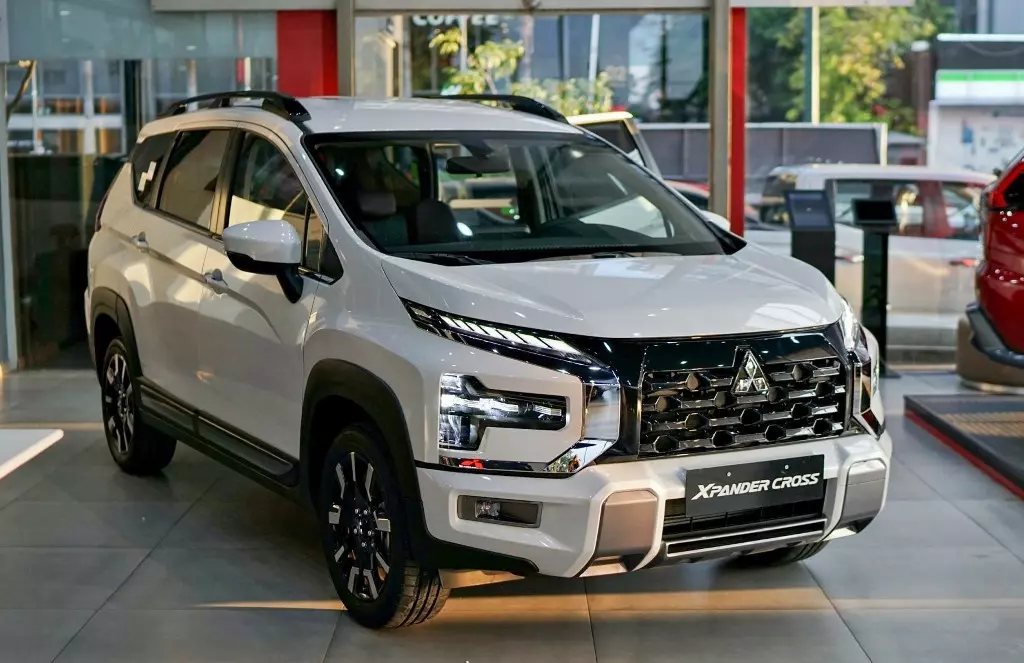 Đắn đo giữa VinFast VF 7 Eco và Mitsubishi Xpander Cross 2026: Chọn SUV điện hay MPV gầm cao?