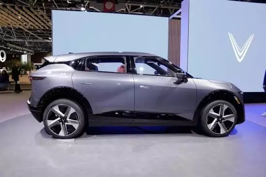 Đắn đo giữa VinFast VF 7 Eco và Mitsubishi Xpander Cross 2026: Chọn SUV điện hay MPV gầm cao?