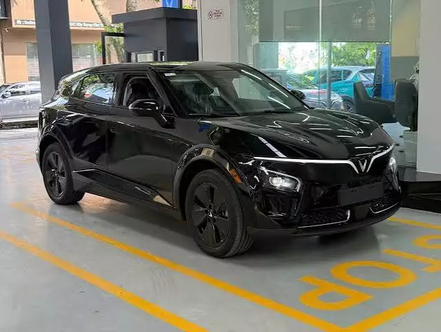 Đắn đo giữa VinFast VF 7 Eco và Mitsubishi Xpander Cross 2026: Chọn SUV điện hay MPV gầm cao?