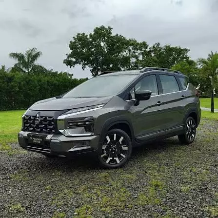 Đắn đo giữa VinFast VF 7 Eco và Mitsubishi Xpander Cross 2026: Chọn SUV điện hay MPV gầm cao?