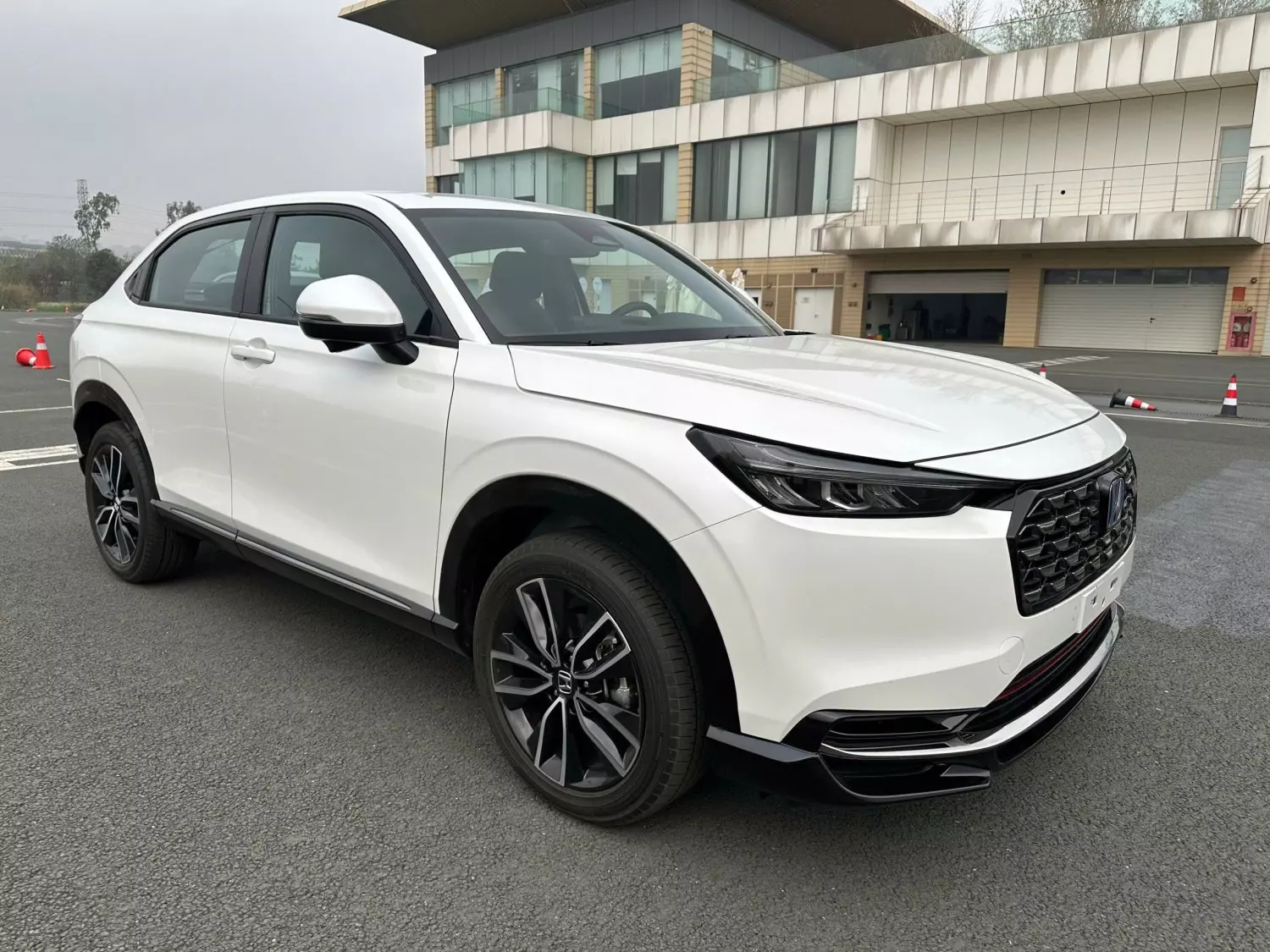 Mua xe 5 chỗ hybrid nào tốt hơn: Honda HR-V e:HEV RS hay Toyota Corolla Cross HEV?