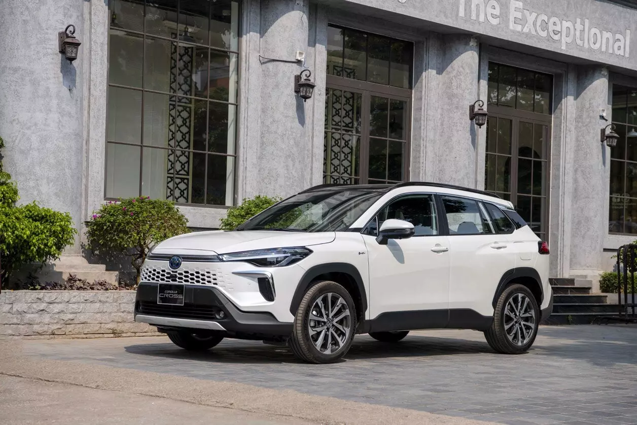 Mua xe 5 chỗ hybrid nào tốt hơn: Honda HR-V e:HEV RS hay Toyota Corolla Cross HEV?