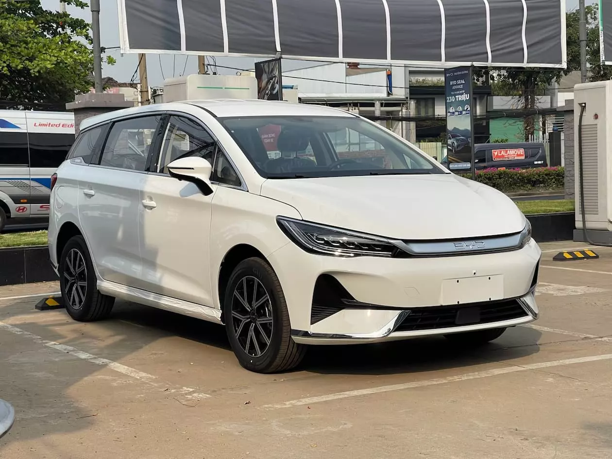 BYD M6