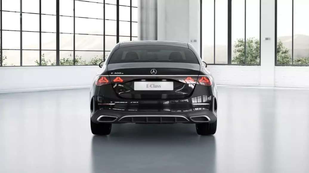 Đu&ocirc;i xe Mercedes E 300 AMG