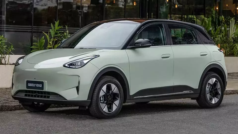 So s&aacute;nh 2 phi&ecirc;n bản Geely EX2