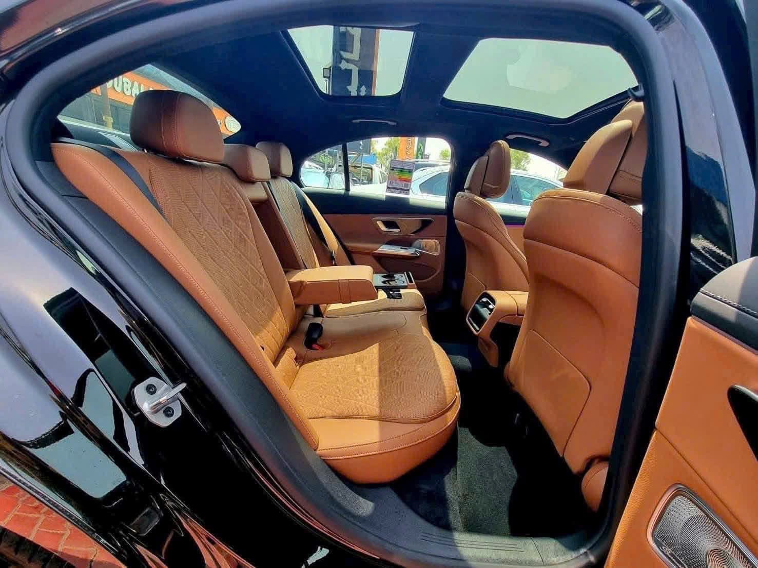 Hàng ghế sau Mercedes E300 AMG