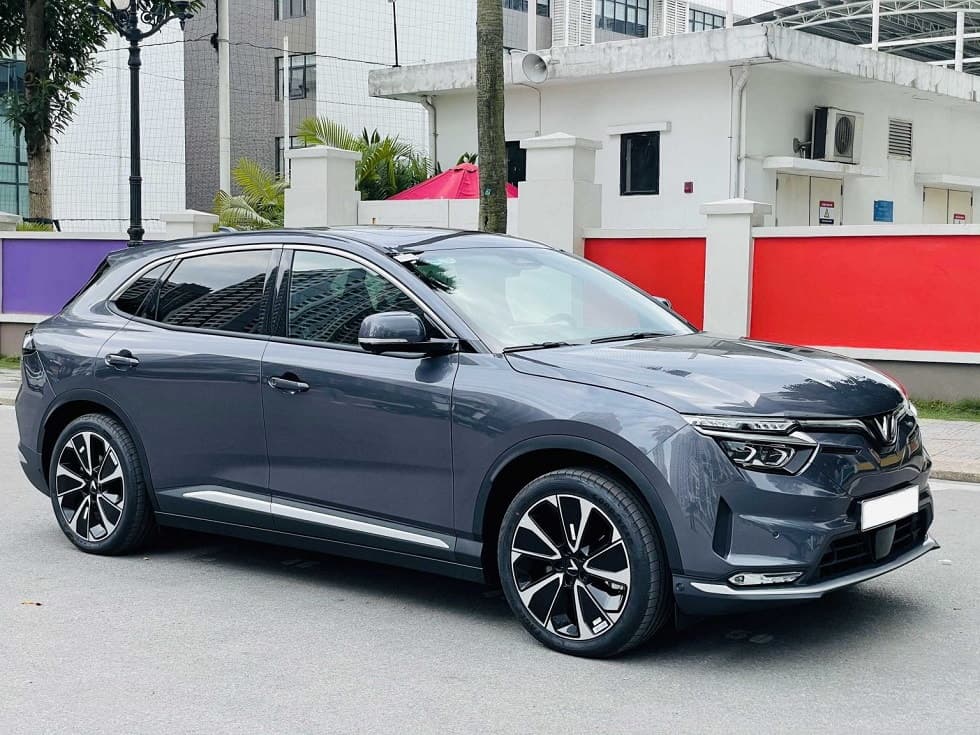 Vinfast VF8 m&agrave;u x&aacute;m