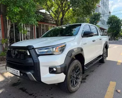 Toyota Hilux 2.8V 2 cầu 2024 tư nhân 1 chủ