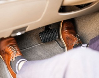 Cách xử lý an toàn và đơn giản khi xe ô tô bị kẹt chân ga