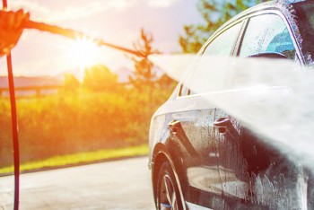 Lời khuyên gây tranh cãi về việc không nên rửa xe khi trời nắng