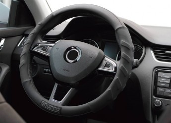Có nên bọc vô lăng không? Nên chọn bọc vô lăng ô tô nào tốt?