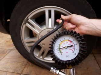 Áp Suất Lốp Bao Nhiêu Là Chuẩn? Vì Sao Bơm Lốp Sai Gây Hao Xăng Và Mất An Toàn?