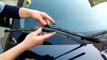 Cần Gạt Mưa Bị Rít, Chạy Lệch – Có Phải Do Mòn Cao Su Hay Do Tay Gạt?