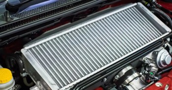 Két nước xe ô tô là gì? Những kiến thức cần biết & thời điểm cần thay két nước
