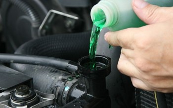 Nước Làm Mát Ô Tô: Có Phải Cứ Châm Nước Lọc Là Được Không?