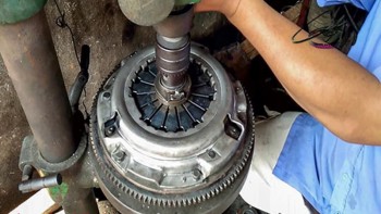 Bàn ép ô tô là gì? Dấu hiệu "cầu cứu" của bàn ép