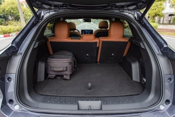 Tẩu sạc trên xe VF8 công suất bao nhiêu? Hướng dẫn sử dụng hiệu quả và an toàn