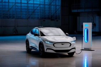 Thiết kế ngoại thất và nội thất Mustang Mach-E với 4 phiên bản màu: Đỏ, Đen, Trắng, Xanh lá
