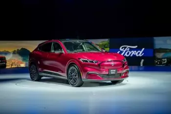 Ford Mustang Mach-E có quá hấp dẫn với giá điều chỉnh chỉ còn 1,699 tỷ?