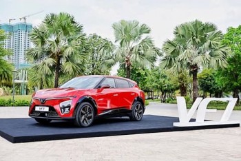 VinFast VF7 – Mẫu xe đẹp thu hút mọi ánh nhìn: Có đáng sắm để đi chơi Tết 2026?