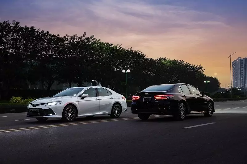 toyota camry ngoi vuong doanh so