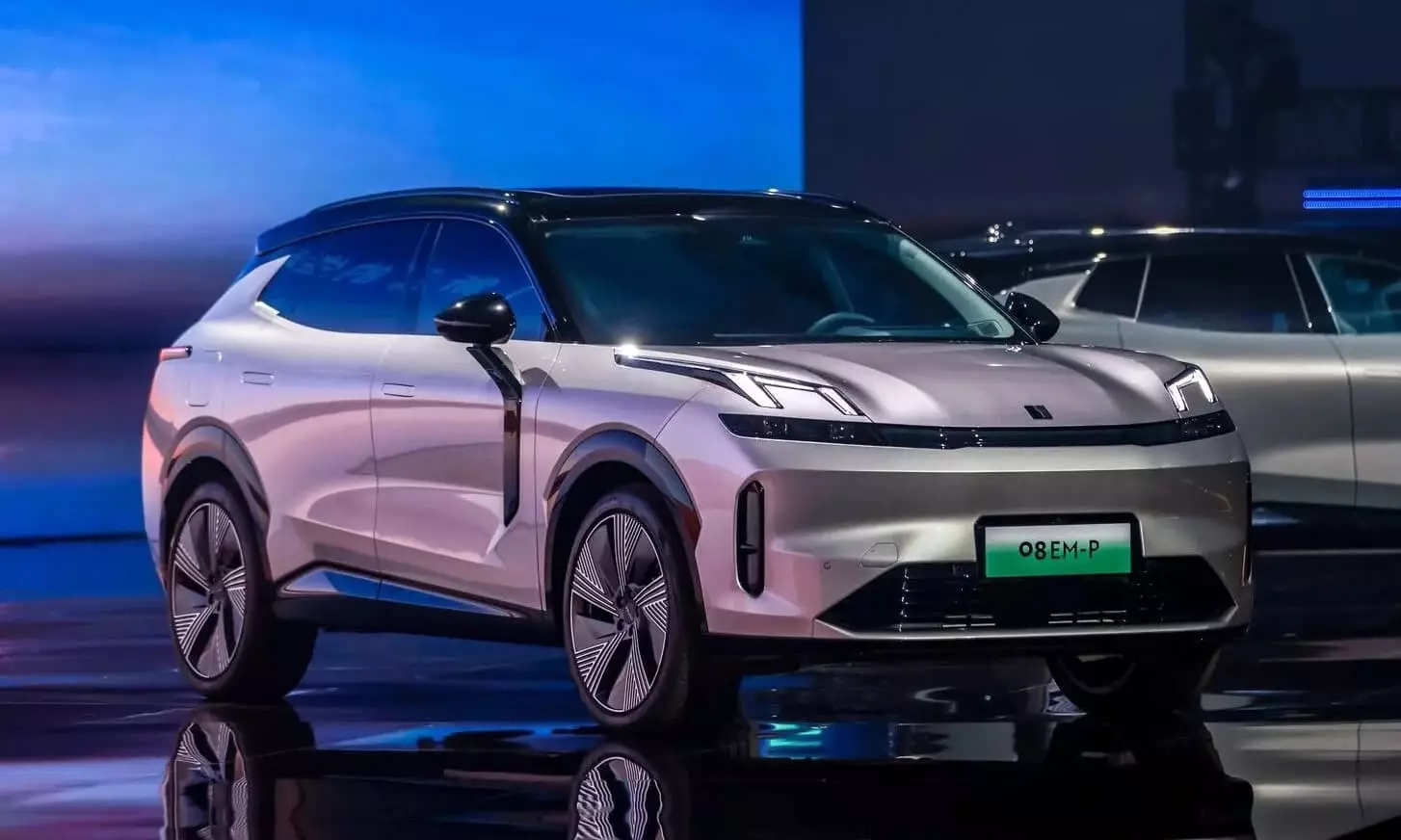 So sánh Hyundai Santa Fe Hybrid và Lynk & Co 08