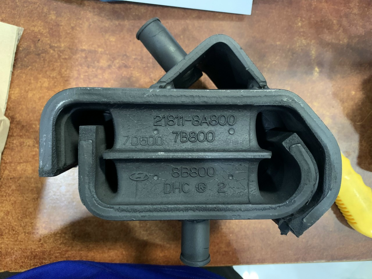 Cao su chân máy trước