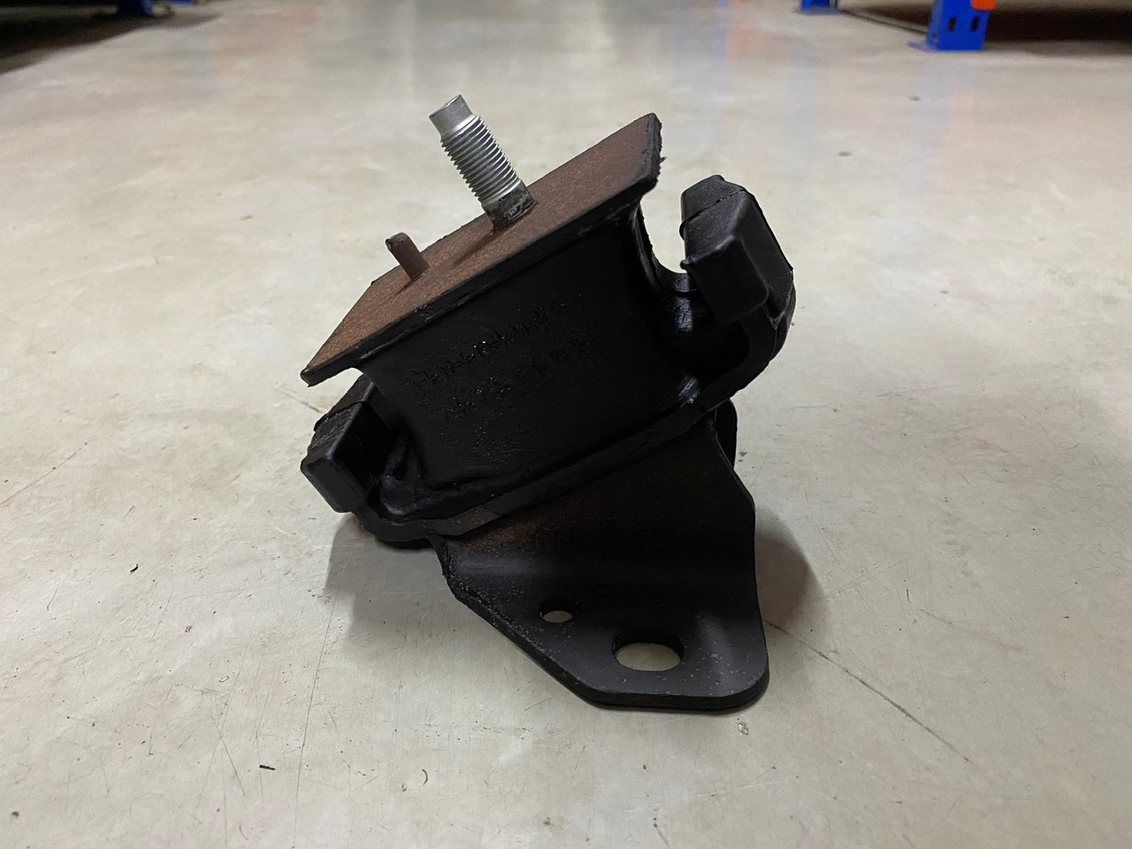 Cao su chân máy trước